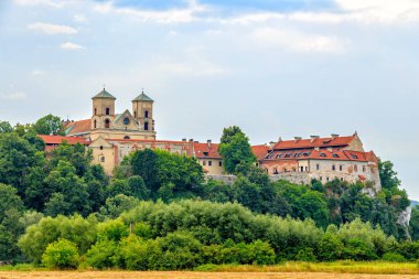 Krakow, Polonya. Benedictine Abbey, Tynets bölgesinde Krakow 'un güneybatısında yer alıyor. Manastır, Vistula Nehri 'nin kıyısındaki bir kireçtaşı kayanın üzerinde yer almaktadır..