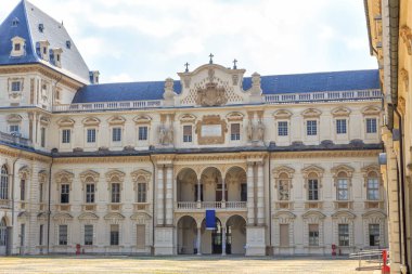 Torino, İtalya. Valentino Kalesi, 16. yüzyıldan kalma Po Nehri 'nin kıyısındaki isimsiz parkta yer almaktadır. Modern görünüm 1620 yılında Cristina di Francia tarafından tanımlanmıştır.