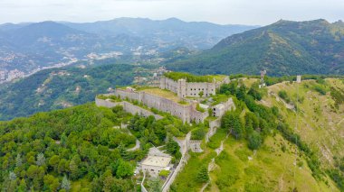 Ceneviz, İtalya. Forte Sperone, 19. yüzyıl Ceneviz tahkimatlarının önemli bir noktasıdır ve Mura Nuove 'un tepesinde yer almaktadır. Ceneviz, Havadan Görünüm  