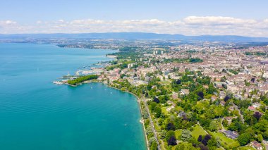 Lozan, İsviçre. Şehrin merkez kısmının üzerinde uçuş. Cenevre Gölü kıyısı, Hava Manzarası  