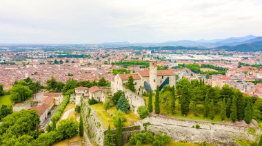 Brescia, İtalya. Castello di Brescia. Bulutlu havada şehrin üzerinden uçmak, Hava Görünümü  