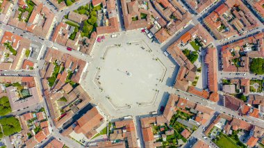 Palmanova, Udine, İtalya. O dönemin örnek bir takviye projesi 1593 'te, Aerial View' da ortaya kondu.  
