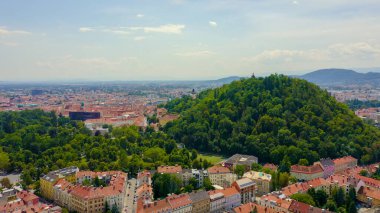 Graz, Avusturya. Tarihi şehir merkezi hava manzarası. Schlossberg Dağı (Castle Hill), Havadan Görünüm  