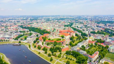 Krakow, Polonya. Wawel Kalesi. Vistula Nehri 'ndeki gemiler. Tarihi merkezin görüntüsü, Havadan Görünüm  