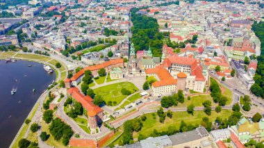 Krakow, Polonya. Wawel Kalesi. Vistula Nehri 'ndeki gemiler. Tarihi merkezin görüntüsü, Havadan Görünüm  