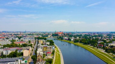 Krakow, Polonya. Wawel Kalesi. Vistula Nehri 'ndeki gemiler. Tarihi merkezin görüntüsü, Havadan Görünüm  