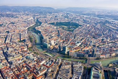 Viyana, Avusturya. Gökyüzünden şehrin panoraması. Tarihi kısım. Tuna Kanalı (Almanca: Donaukanal) - Tuna Kolu