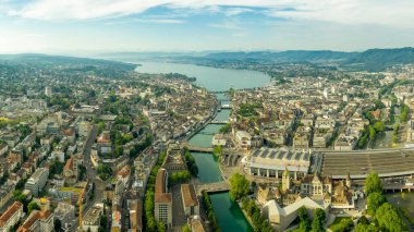 Zürih, İsviçre. Bir kuşun uçuşundan şehrin panoramik görüntüsü. Limmat nehri