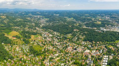 Graz, Avusturya. Şehrin Panorama 'sı. Şehrin ve çevresinin havadan görünüşü