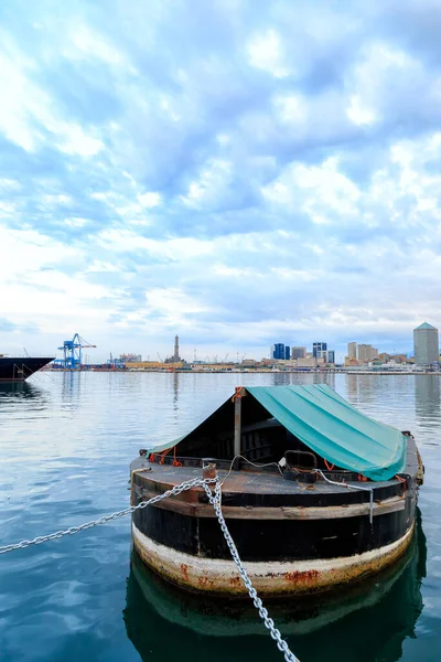Ceneviz, İtalya - 11 Temmuz 2019: Ceneviz limanına demirlemiş eski bir mavna