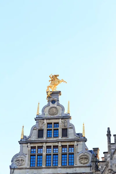 ベルギーのアントワープ2019年7月2日 街の中央広場にある家の屋根の上の黄金のライダー グランドプレイス — ストック写真