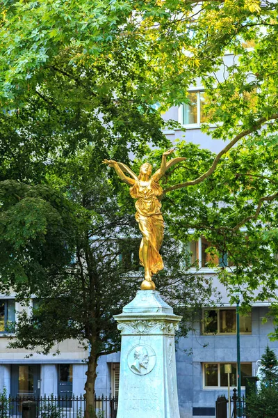 Brusel Belgie Července 2019 Zlatá Socha Anděla Pomník Belgickému Sochaři — Stock fotografie