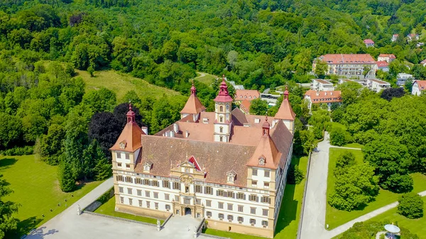 Graz, Avusturya. Eggenberg Sarayı (Schloss Eggenberg) - Styria 'nın en büyük aristokratik konutu Dünya Mirası olarak listelenmiştir. İnşaat 1646 'da tamamlandı, Aerial View  