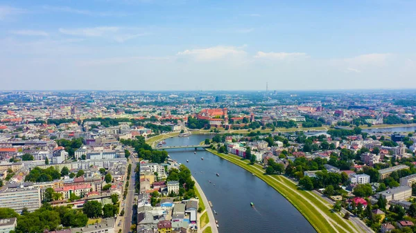 Krakow, Polonya. Wawel Kalesi. Vistula Nehri 'ndeki gemiler. Tarihi merkezin görüntüsü, Havadan Görünüm  