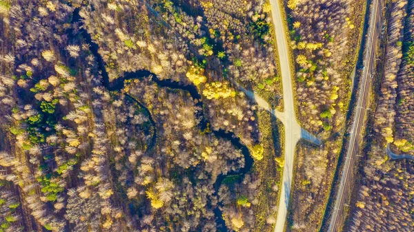 俄罗斯乌拉尔人埃卡特林堡黑河映衬着秋天的森林 电气化铁路 高速公路 夕阳西下 迎面而来 — 图库照片