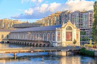 Cenevre, İsviçre - 13 Temmuz 2019: Forces Motrices Tiyatrosu. Cenevre 'de eski bir hidroelektrik santrali ve su şirketi.