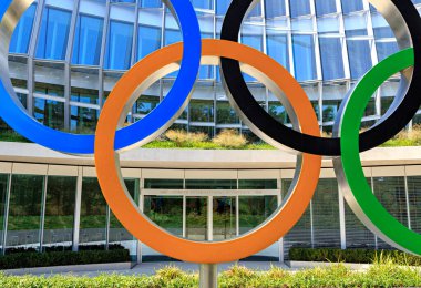 Lozan, İsviçre - 13 Temmuz 2019: Yeni Genel Merkez Uluslararası Olimpiyat Komitesi. Olimpiyat yüzükleri
