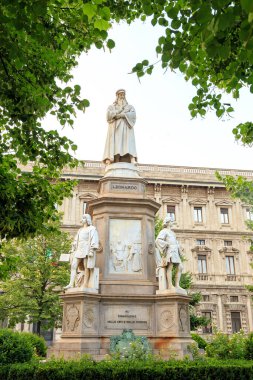 Milan, İtalya - 7 Temmuz 2019: Della Scala Meydanı 'nda Leonardo da Vinci Heykeli