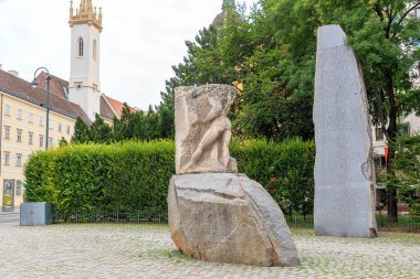 Viyana, Avusturya - 20 Temmuz 2019: Albertinaplatz 'da savaş ve faşizme karşı anma