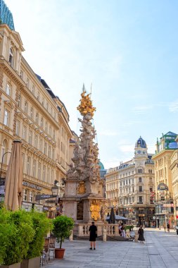 Viyana, Avusturya - 20 Temmuz 2019: Veba Sütunu (Pestsaule). 1679 'daki hıyarcıklı veba salgınına adanmış Barok Üçlemesi sütunu. 1693 'te kuruldu.