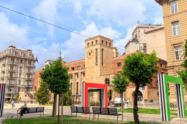 La Spezia, İtalya - 9 Temmuz 2019: Archi di Daniel Buren Piazza Giuseppe Verdi (Piazza Giuseppe Verdi))