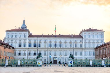Torino, İtalya - 12 Temmuz 2019: Kraliyet Sarayı (1646-60), Dioscurres: Castor ve Pollux Castle Square manzaralı. Sabah erkenden