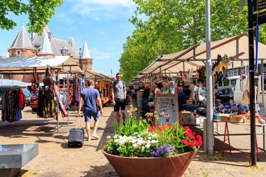 Amsterdam, Hollanda - 30 Haziran 2019: Nieuwmarkt Meydanı 'ndaki pazar. Sabah Amsterdam tarihi şehir merkezi