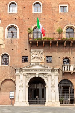 Verona, İtalya. Podesta Sarayı ya da hükümet sarayı, Verona 'da bulunan bir ortaçağ sarayıdır. 1533 'te aslanlı bir geçit eklendi.