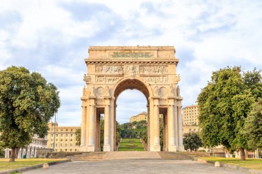 İtalya, Ceneviz. Zafer Kemeri. GENOA 'ya mesaj. SEÇE CİEO 'NUN SEA' DA YERLİKLERİN İÇİN ÇEKİMİNDE ÇALIŞIŞIYOR. SVPERBA İZLENDİR. MCMXV-MCMXVIII