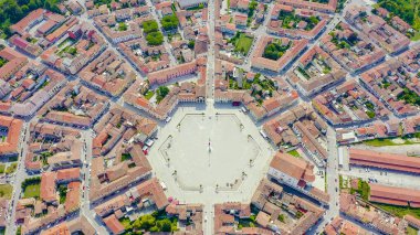 Palmanova, Udine, İtalya. O dönemin örnek bir takviye projesi 1593 'te, Aerial View' da ortaya kondu.  