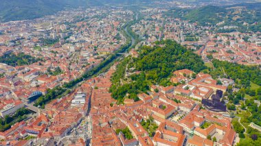 Graz, Avusturya. Tarihi şehir merkezi hava manzarası. Schlossberg Dağı (Castle Hill), Havadan Görünüm  