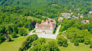 Graz, Avusturya. Eggenberg Sarayı (Schloss Eggenberg) - Styria 'nın en büyük aristokratik konutu Dünya Mirası olarak listelenmiştir. İnşaat 1646 'da tamamlandı, Aerial View  