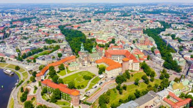 Krakow, Polonya. Wawel Kalesi. Vistula Nehri 'ndeki gemiler. Tarihi merkezin görüntüsü, Havadan Görünüm  