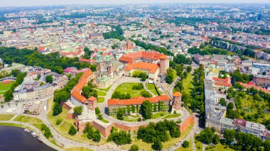 Krakow, Polonya. Wawel Kalesi. Vistula Nehri 'ndeki gemiler. Tarihi merkezin görüntüsü, Havadan Görünüm  