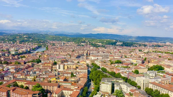 Verona Włochy Latanie Nad Historycznym Centrum Miasta Dachy Domów Lato — Zdjęcie stockowe