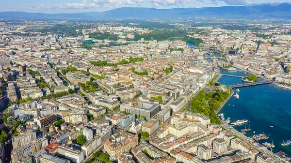 スイスのジュネーヴ午前中に街の中心部を飛んで 空中ビュー — ストック写真