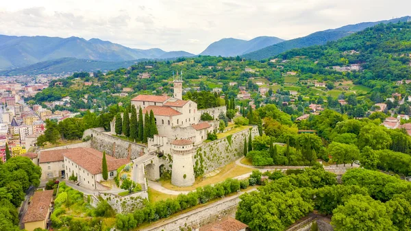 Brescia, İtalya. Castello di Brescia. Bulutlu havada şehrin üzerinden uçmak, Hava Görünümü  