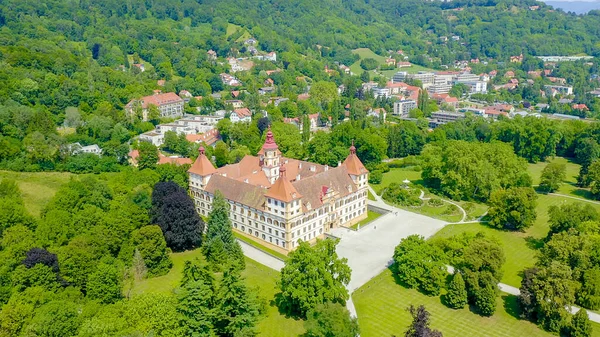 奥地利格拉茨 埃根堡宫 Schloss Eggenberg 施蒂里亚最大的贵族住宅被列为世界遗产 建筑于1646年完成 Aerial View — 图库照片