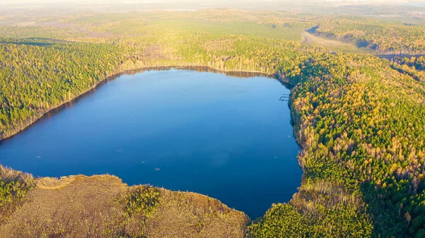 Ekaterimburgo Rusia Lago Peschanoye Sandy Rectangular Forma Rodeada Bosque Otoño — Foto de Stock