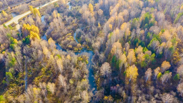 俄罗斯乌拉尔人埃卡特林堡黑河映衬着秋天的森林 电气化铁路 夕阳西下 空中景观 — 图库照片