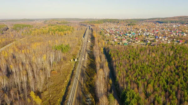 电气化铁路 叶卡捷琳堡市郊的度假村 乌拉尔 俄罗斯地平线上可见叶卡捷琳堡市中心 空中景观 — 图库照片