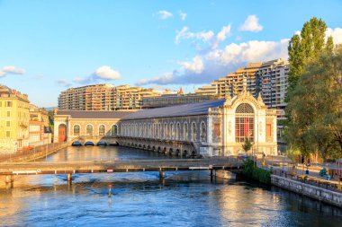 Cenevre, İsviçre - 13 Temmuz 2019: Forces Motrices Tiyatrosu. Cenevre 'de eski bir hidroelektrik santrali ve su şirketi.