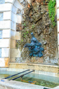 Cenevre, İsviçre - 13 Temmuz 2019: Yılan şeklinde içme havuzu. Köprü Saint Leger