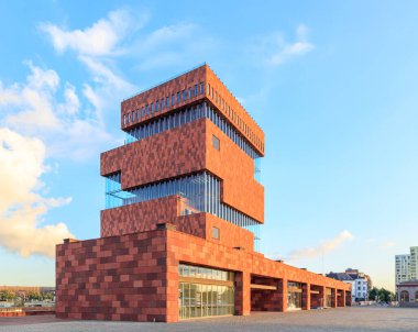 Antwerp, Belçika - 2 Temmuz 2019: Mas aan de Stroom Müzesi (The Museum aan de Stroom) Scheldt nehri boyunca yer alan bir müzedir.