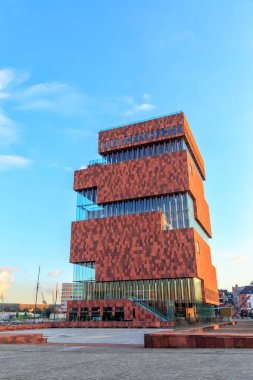 Antwerp, Belçika - 2 Temmuz 2019: Mas aan de Stroom Müzesi (The Museum aan de Stroom) Scheldt nehri boyunca yer alan bir müzedir.