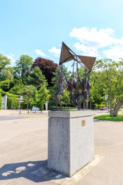 Lozan, İsviçre - 13 Temmuz 2019: The Elan (L 'Elan). Beş stilize sporcunun taşıdığı bronz Olimpiyat bayrağı heykeli. Arnoldi 'nin Dırdırı