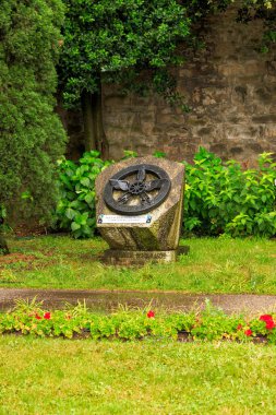 Bergamo, İtalya - 15 Temmuz 2019: Rocca di Bergamo Kalesi bölgesindeki parkta anıt. Şehrin tarihsel kısmı. Yukarı şehir. Yağmurlu hava