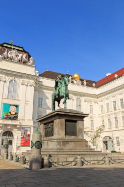 Viyana, Avusturya - 20 Temmuz 2019: Avusturya Ulusal Kütüphanesi. Hofburg - Barok Sarayı. Josefsplatz Meydanı 'nda İmparator II. Joseph' in Heykeli ve Anıtı