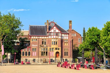 Amsterdam, Hollanda - 30 Haziran 2019: Moco Müzesi - Modern Sanat Müzesi. Sanat Müzesi, Xx yüzyılının başındaki evde yer almaktadır.