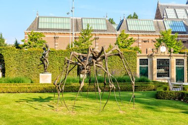 Amsterdam, Hollanda - 30 Haziran 2019: Fransız-Amerikalı sanatçı Louise Bourgeois 1911-2010 Örümcek Serisinden heykel. Ücretsiz erişimi olan Rijksmuseum Parkı